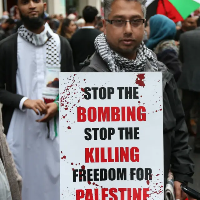 اسرائیل کی غزہ پر بمباری میں اب تک ایک سو بیس سے زائد افراد مارے جا چکے ہیں جن میں شہریوں کی تعداد زیادہ ہے۔