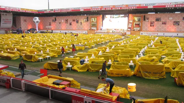 تصطف 750 أريكة في أرض ملعب اتحاد برلين أمام شاشة كبيرة، لمشاهدة مبارايات كأس العالم