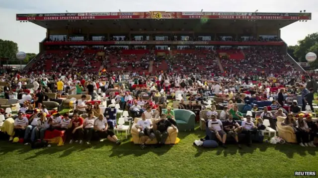 بنى المشجعون أماكن جلوسهم في الملعب بأنفسهم، ويحضرون إليها لمشاهدة مباريات منتخبهم