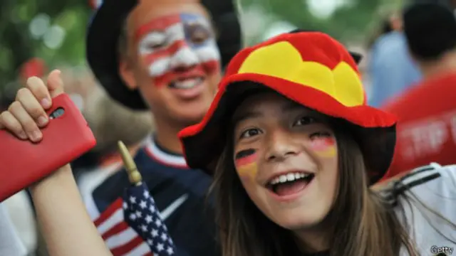 مشجعون أمريكيون يشاهدون مبارة بلادهم مع بلجيكا في كأس العالم