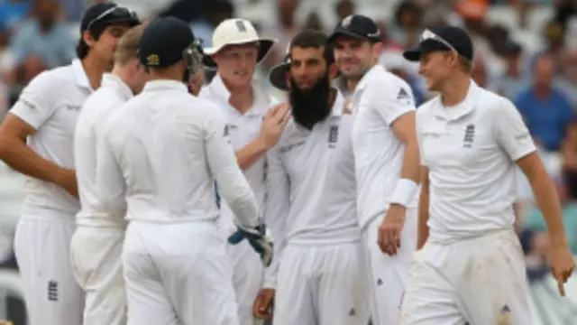 بھارت کو انگلینڈ کے خلاف 128 رنز کی برتری حاصل ہے اور دوسری اننگز میں اس کی سات وکٹیں باقی ہیں