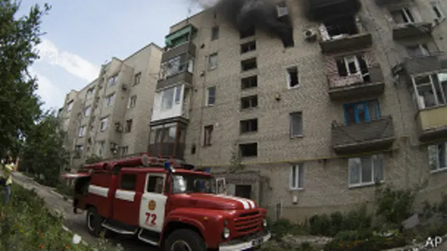 Пригород Донецка Марьинка после обстрела