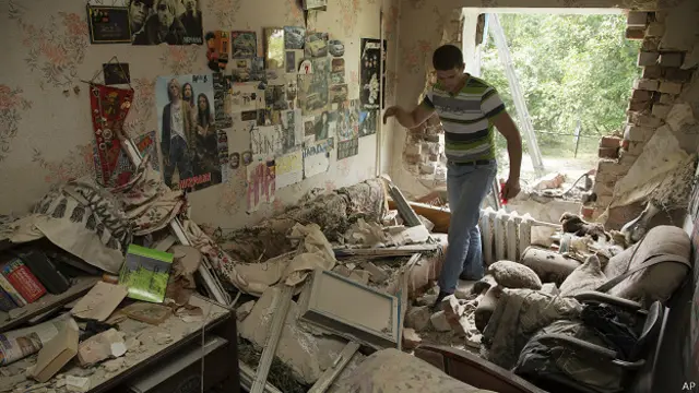 Пригород Донецка Марьинка после обстрела