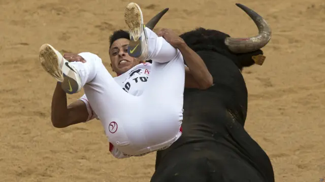 हर साल होने वाले इस फेस्टिवल में हर साल पूरी दुनिया के जांबाज सांडों का मुक़ाबला करते हैं. 