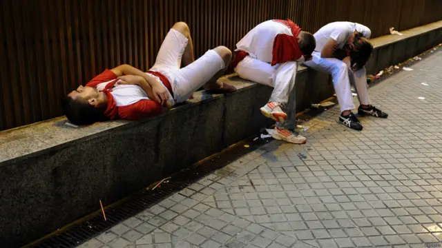 बाहर से आने वाले लड़ाके जिन्हें रेवलर्स कहते हैं दिन में खेल में हिस्सा लेते हैं और रात भर शराब और मौज-मस्ती का मजा लेते हैं. ये रेवलर्स थककर एक गली में सो गए हैं.