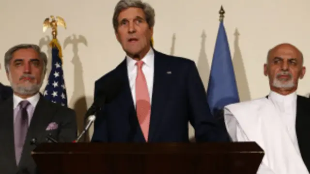 د افغانستان د ولسمشرۍ د دواړو نوماندانو ترمنځ د امریکا د بهرنیو چارو وزیر جان کیري منځګړيتوب دواړه کاندیدان دې ته راضي کړل، چې د ټاکنیزې لانجې لپاره پر یوه حل موافقه وکړي.