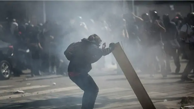 A Copa do Mundo 2014 começou no dia 12 de junho em São Paulo já com protestos nos arredores da Arena Corinthians, onde ocorreria o jogo de abertura entre Brasil e Croácia. (Foto: Getty) 