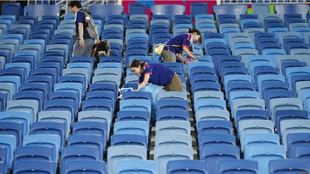 Um dos pontos altos durante toda a Copa foi a torcida. Na primeira fase, os torcedores japoneses chamaram a atenção pelo comportamento gentil, recolhendo o lixo das arquibancadas depois dos jogos da seleção do país. (Foto: Reuters)