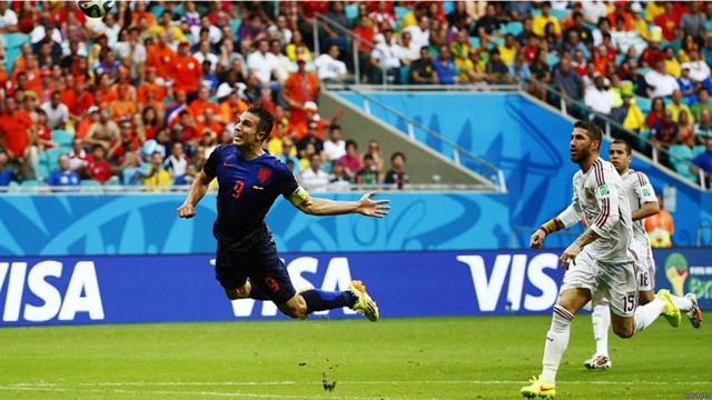 Na primeira fase, a grande surpresa foi a goleada da Holanda em cima da campeã de 2010, Espanha: 5 a 1. E ainda teve o mergulho de Van Persie durante o jogo em Salvador. (Foto: Reuters)