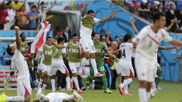 Outra boa surpresa da primeira fase foi a seleção da Costa Rica, que conseguiu vencer o Uruguai por 3 a 1 e depois bateu a Itália, quatro vezes campeã, por 1 a 0, na Arena Pernambuco (acima). (Foto: AP)