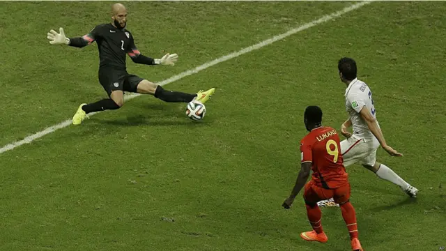 Os Estados Unidos podem ter sido eliminados pela Bélgica, perdendo por 2 a 1, mas o goleiro Tim Howard se transformou em um herói e chegou a fazer 16 defesas em uma única partida. (Foto: AP)