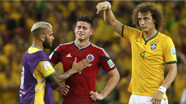 No entanto, no final do jogo, um dos lances de destaque foi o comportamento de David Luiz, ao pedir aplausos para James Rodriguez por sua atuação na partida. (Foto: Reuters) 