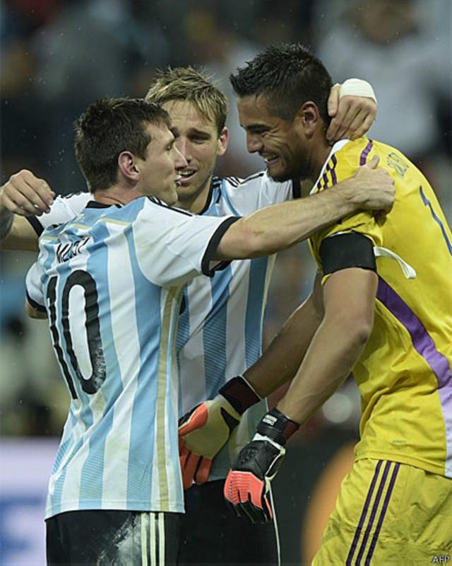 Depois de uma campanha discreta e sem grandes goleadas durante todo o mundial, a Argentina chegou à final vencendo a Holanda. Mas o herói não foi Messi. O goleiro Romero foi o grande destaque em um jogo que terminou em 0 a 0 e acabou em 4 a 2 nos pênaltis. (Foto: AFP)