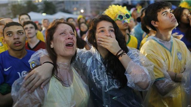 Depois do fim do jogo, torcedores choraram no país inteiro sem acreditar no resultado. Acima, a tristeza na praia de Copacabana, Rio de Janeiro. (Foto: AP)