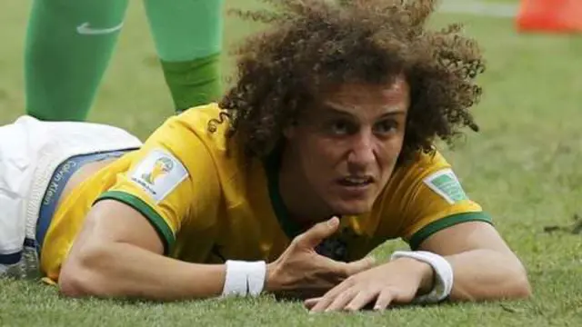 Luiz David đã 'tạo cơ hội' cho Blind của Hà Lan ghi bàn thứ hai dễ dàng.