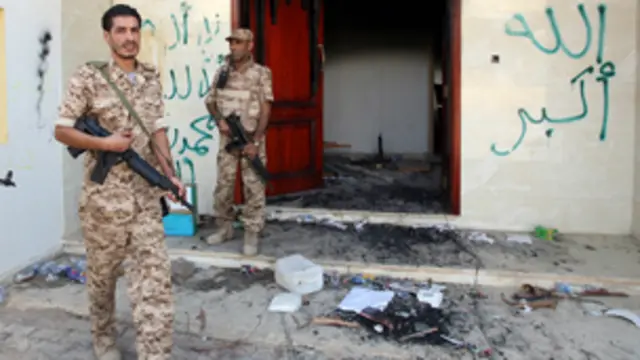 تعيش ليبيا تدهورا أمنيا تخشى دول الجوار من أن يسهل تمركز "تنظيم الدولة الإسلامية" فيها