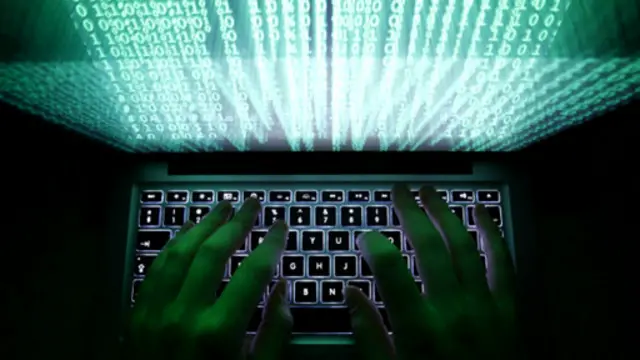 يد تكتب على لوحة مفاتيح إلكترونية