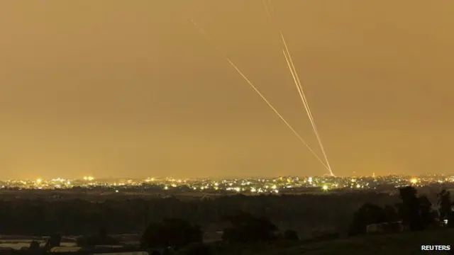 اسرائیل کا کہنا ہے کہ اس پر سنیچر کو غزہ سے 90 راکٹ داغے گئے ہیں