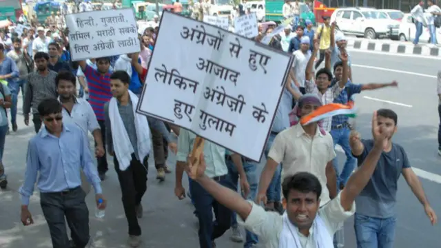 लोक सेवा परिक्षा के पाठ्यक्रम के प्रारूप को लेकर विवाद