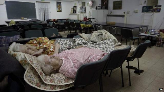 Пожилые израильтянки ночуют в бомбоубежище