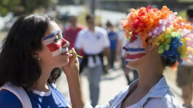 يتعامل كثيرون في أنحاء العالم بجدية شديدة مع كرة القدم