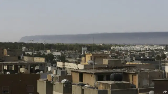 ستونی از دود در افق طرابلس در منطقه اطراف فرودگاه دیده می‌شود