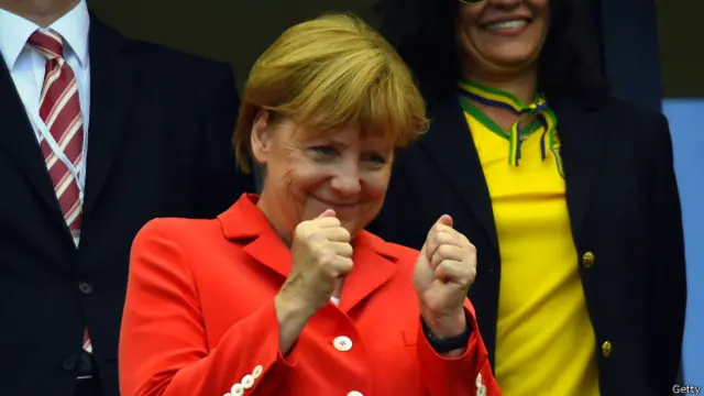 جرمنی کے گول کرنے پر مرکل ایک چھوٹی بچی کی مانند دونوں ہاتھوں کی مٹھیاں بنا کر خوشی سے اچھلتی ہیں