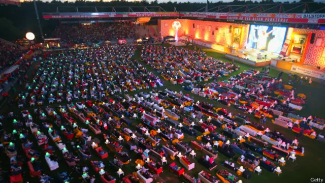 شہر کے فٹبال سٹیڈیم ایف سی برلن کو بہت بڑے کمرے میں تبدیل کردیا گیا ہے۔