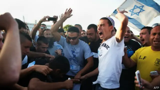 أدى اختطاف الثلاثة مستوطنين وقتلهم في الضفة الغربية إلى اندلاع غضب في أنحاء إسرائيل