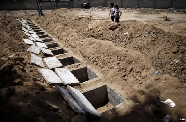 اسرائیل در یک حمله موشکی شنبه شب ١٧ نفر از اعضای یک خانواده فلسطینی را کشت