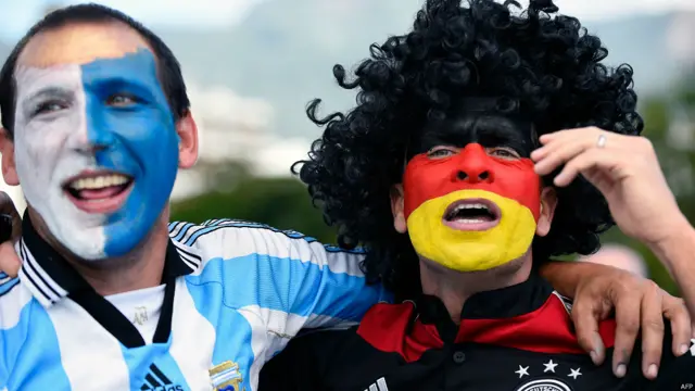 Los aficionados disfrutan de la fiesta.