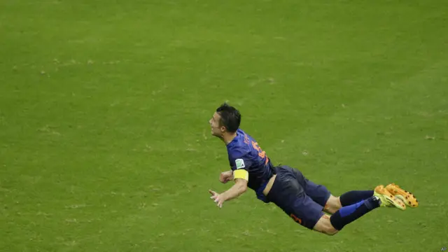 یکی از زیباترین گل‌های جام جهانی که باعث شد به فان پرسی لقب سوپرمن بدهند