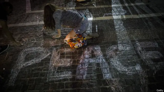 Надписи с призывом к миру