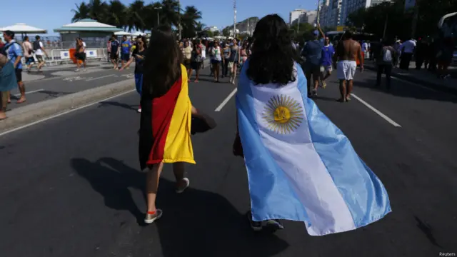 En las calles de Río se respira fútbol y nada más que fútbol.