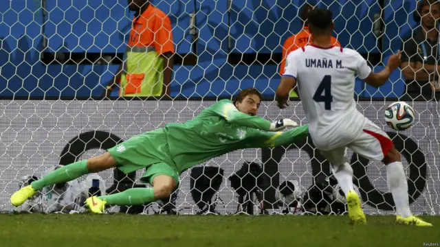 تعویض دروازه‌بان (تیم کرول بجای سیلسن) در آخرین لحظه وقت اضافه به هلند کمک کرد تا این تیم کاستاریکا را در ضربات پنالتی حدف کند. این تعویض به عنوان یکی از بهترین تصمیم‌های فان خال شناخته شد.