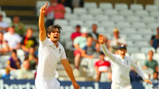 کپتان الیئسٹر کک کی بولنگ بھی انگلینڈ کو فتع نہیں دلا سکی۔