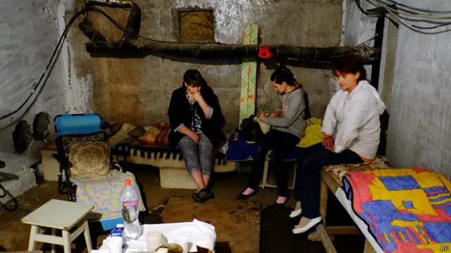 Mujeres en un refugio antiaéreo en Donetsk