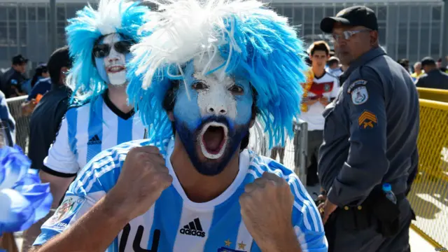 Este fanático no lleva el 10 de Messi en su camiseta. Prefiere el 14 de Mascherano, verdadero líder espiritual del equipo.