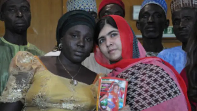 La jeune Pakistanaise posant avec des proches des filles enlevées par Boko Haram au Nigeria