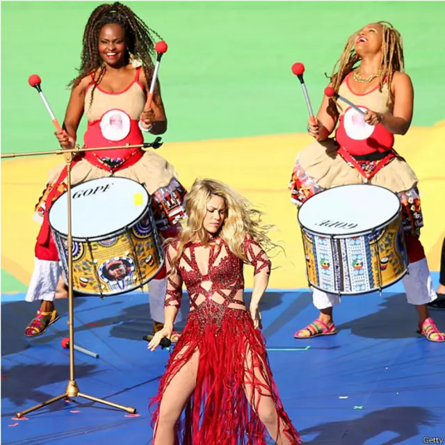 یہ مسلسل تیسرا موقع تھا کہ کولمبیا سے تعلق رکھنے والی شکیرا نے فٹبال ورلڈ کپ کی اختتامی تقریب میں گانا گایا۔