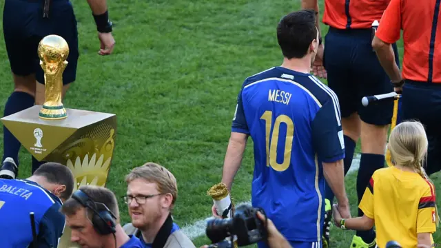 Messi no le hizo mucho caso al único gran trofeo que le falta.