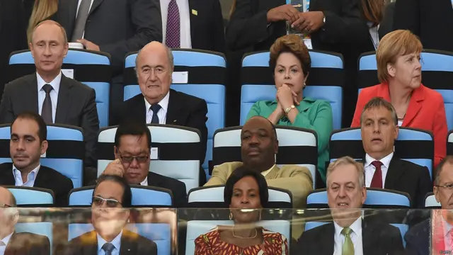 اپنی ٹیم کو فائنل میں کھیلتا دیکھنے جرمن چانسلر انگیلا میرکل ریو آئیں تو روسی صدر ولادی میر پوتن فٹبال کے کھیل میں اپنی دلچسپی کا اظہار کرتےدکھائی دیے۔