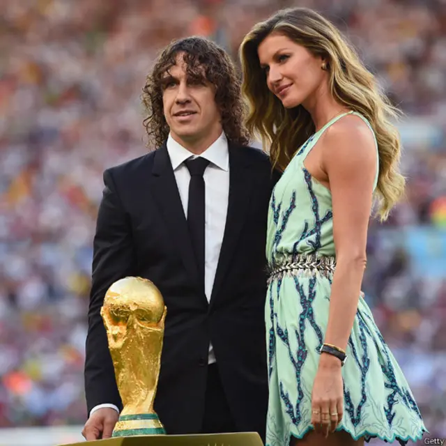 ژزیل سپین کے فٹبالر پیول کے ہمراہ فٹبال ورلڈ کپ کی ٹرافی میدان میں لے کر آئیں۔