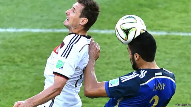 मिरोस्लाव क्लोज़ा बॉल के लिए भिड़ते हुए