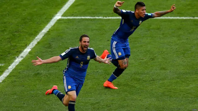 ایگوائین نے 30ویں منٹ میں گیند جرمن گول میں پہنچا تو دی لیکن ان کی خوشی آف سائیڈ قرار دیے جانے کی وجہ سے عارضی ثابت ہوئی۔