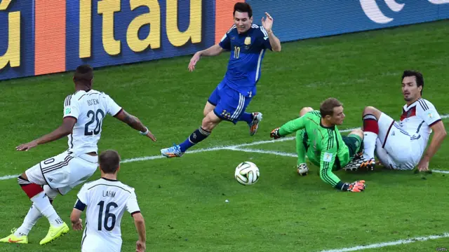 پہلے ہاف میں لیونیل میسی کوششوں کے نتیجے میں ارجنٹائن کو گول کرنے کے دو یقینی مواقع ملے لیکن دونوں ضائع ہوگئے۔