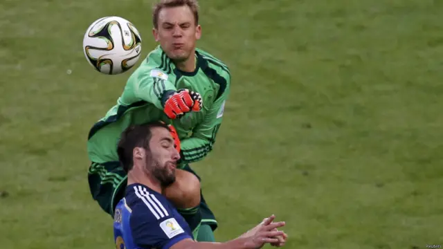 Polémica en Maracaná. Neuer se lleva por delante a Higuaín, piden penalti en Argentina. El alemán tocó balón, eso sí.