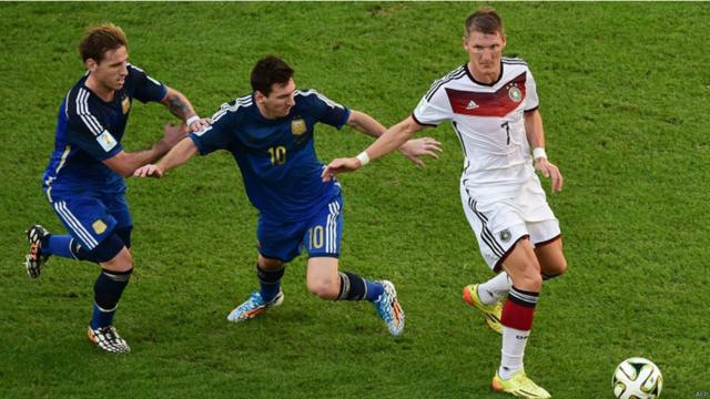 Na esperada final, um confronto duríssimo entre a Argentina de Messi (no centro da foto) e a Alemanha de Schweinsteiger (à direita). (Getty)