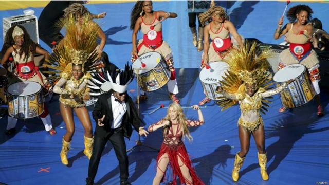 Como na abertura, a cerimônia de encerramento foi curta e marcada pela integração entre artistas brasileiros e estrangeiros. Na foto, a colombiana Shakira se apresenta com Carlinhos Brown (Reuters).