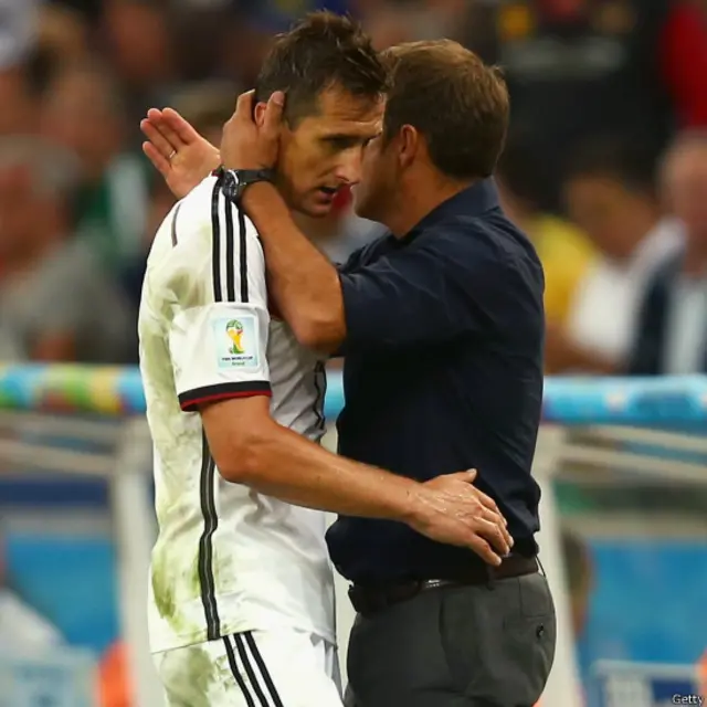 تجربہ کار جرمن سٹرائیکر میروسلاف کلوزے کو دوسرے ہاف میں تبدیل کر دیا گیا۔ یہ 36 سالہ کلوز کا ممکنہ طور پر آخری ورلڈکپ تھا جس میں انھوں نے ٹورنامنٹ کی تاریخ میں سب سے زیادہ گول کرنے والے کھلاڑی کا اعزاز اپنے نام کیا۔